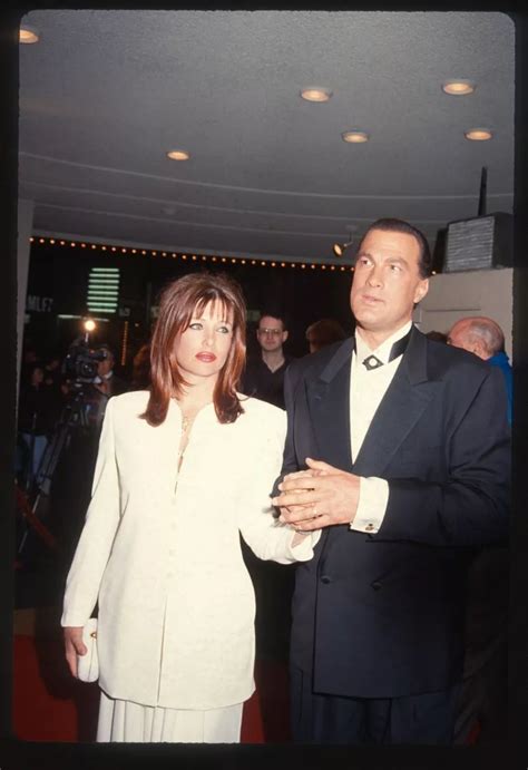 Steven Seagal and Kelly LeBrock Share Three。